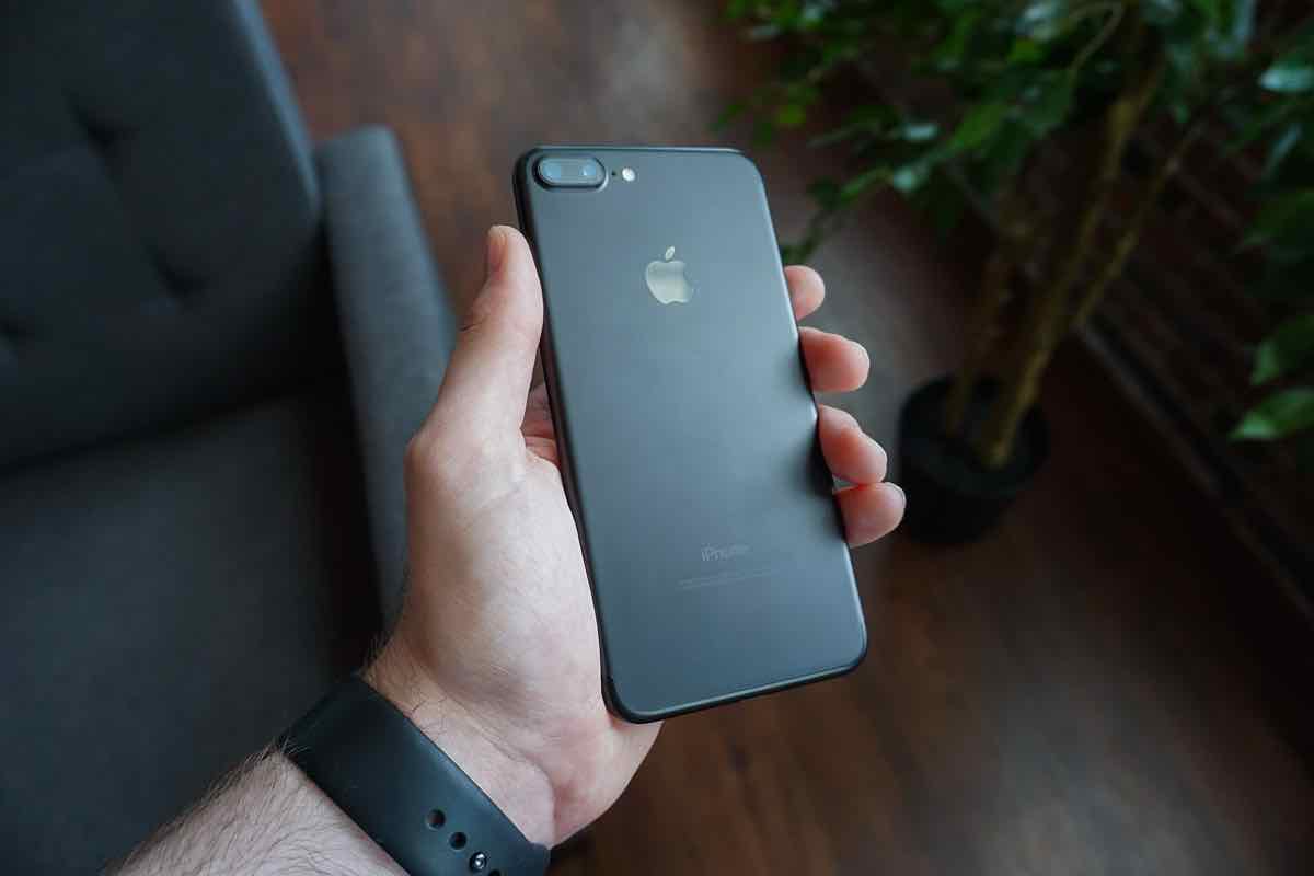 Mano sosteniendo un teléfono celular