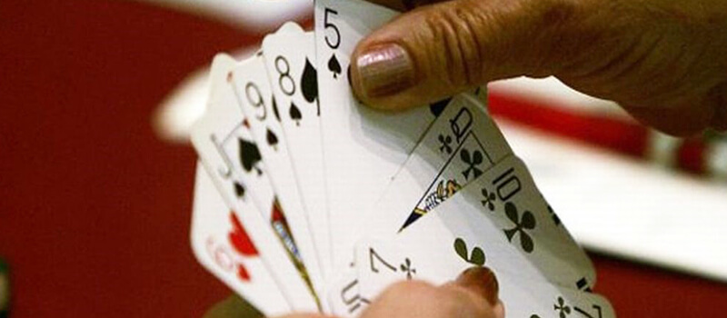 Participa en torneos en juegos de cartas