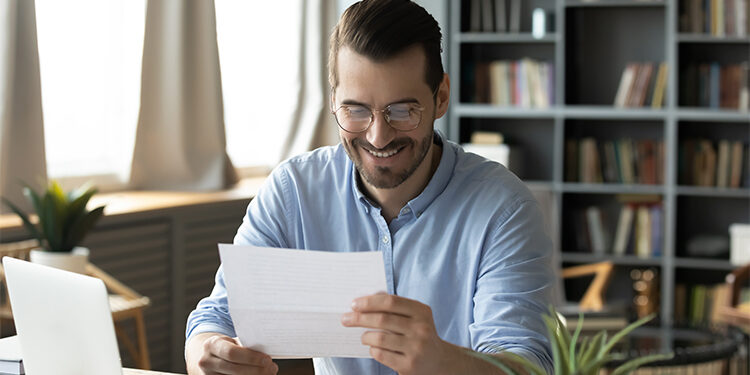 apuestas-bonos-22bet-persona-contenta-frente-al-computador