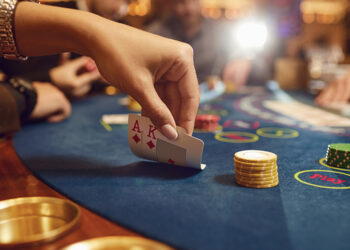 persona-jugando-póquer-con-bono-mexplay