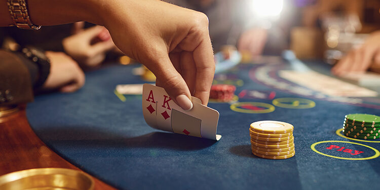 persona-jugando-póquer-con-bono-mexplay