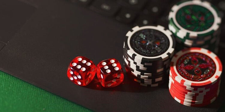 fichas casino sobre computadora