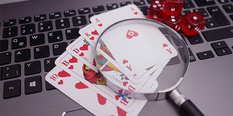 cartas de poker sobre computadora