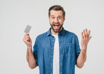 hombre con tarjeta de pago