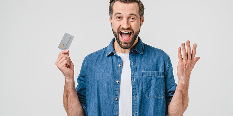 hombre con tarjeta de pago