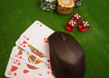 cartas de baccarat y mouse