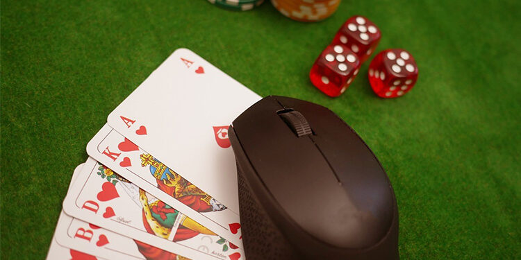 cartas de baccarat y mouse