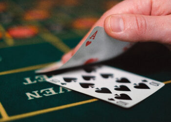 descubriendo carta de blackjack