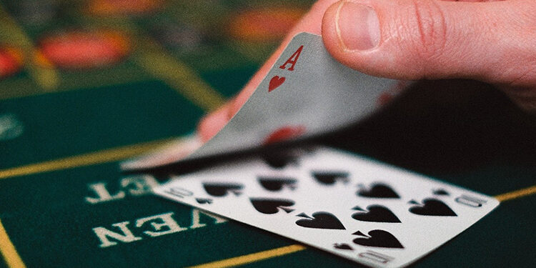 descubriendo carta de blackjack