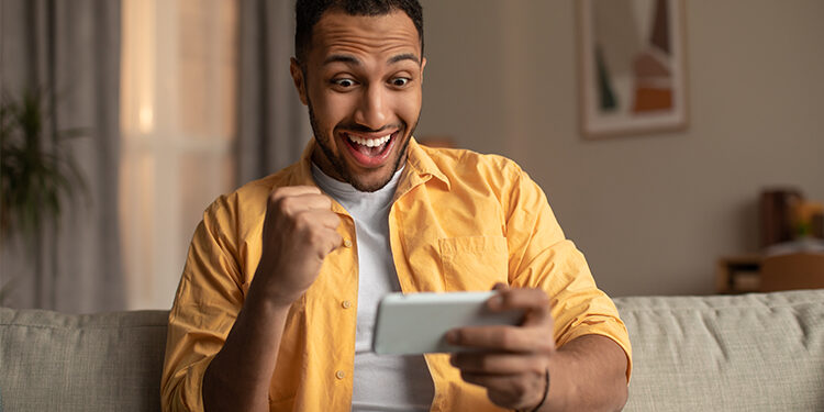 hombre disfrutando mejores bonos