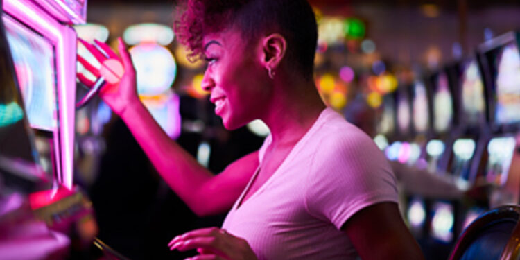 mujer jugando en tragaperras