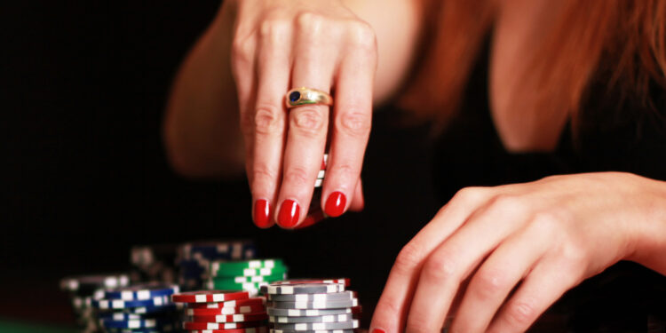 Frau spielt Poker